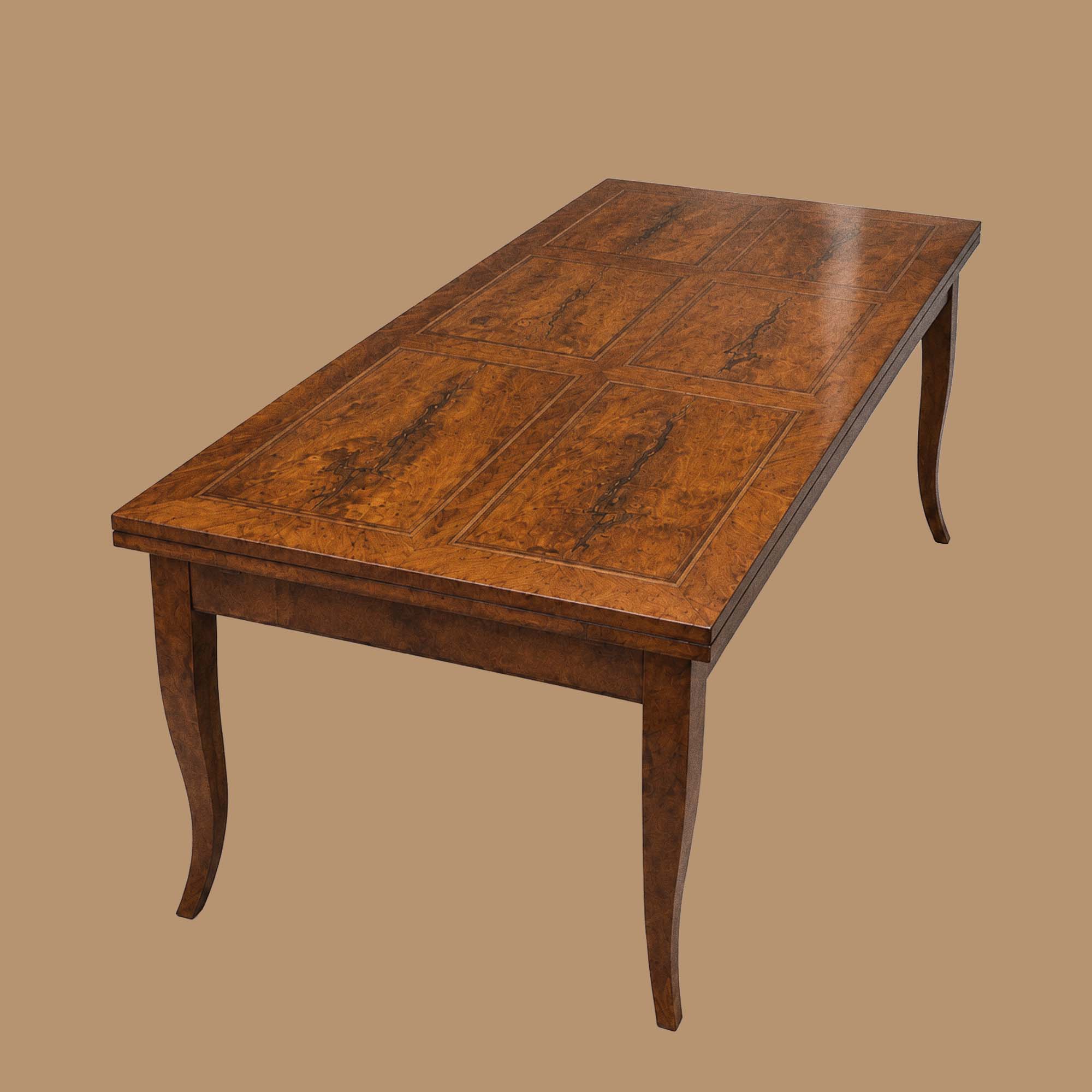 Tavolo lastronato in diverse essenze di legno con gambe a sciabola Veneto - XIX sec. - cm 205x100, allunghi da cm 80 cm cadauno, lunghezza totale cm 365